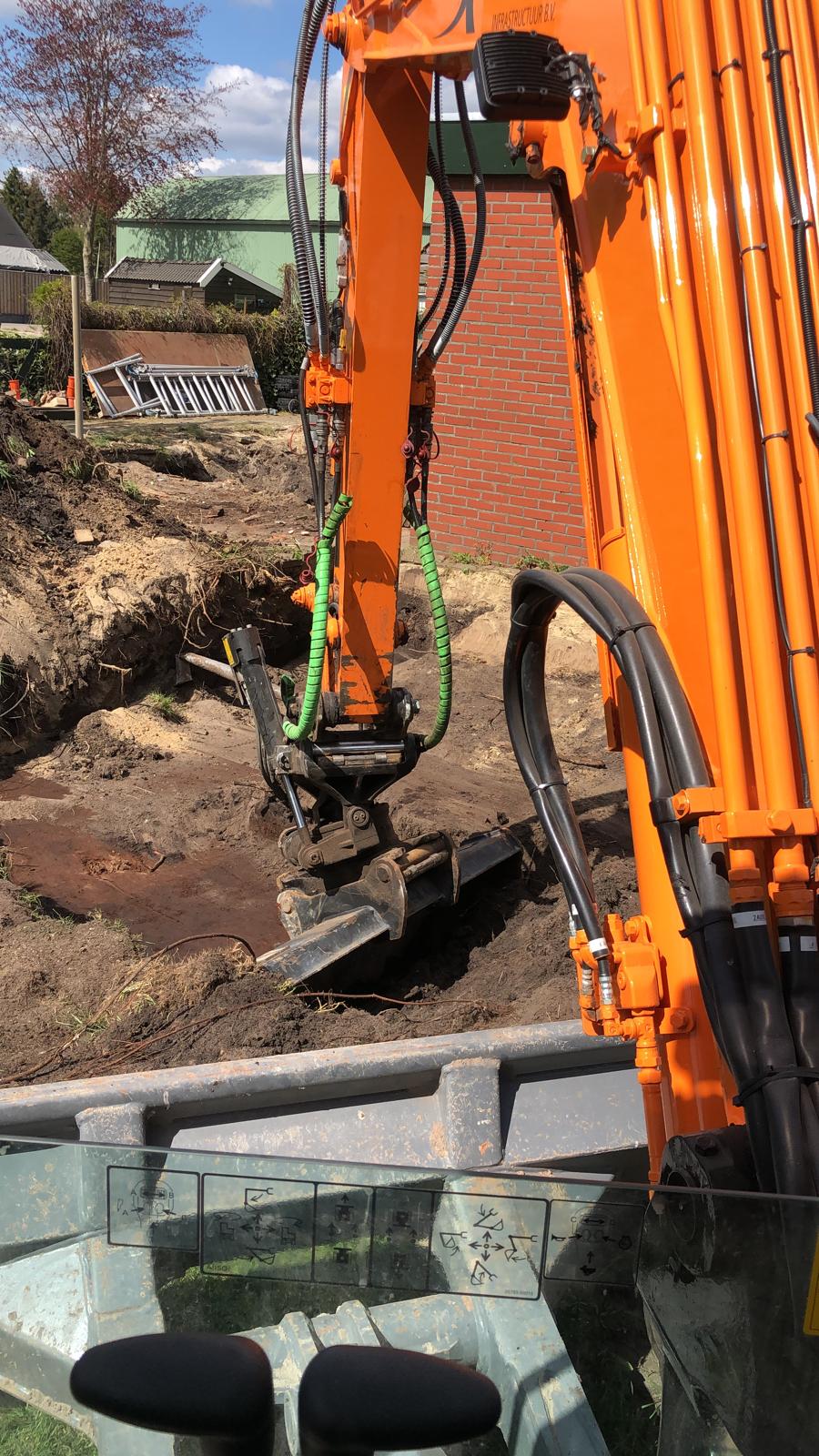 Grote graafmachine met kantelbak voor grotere klussen.